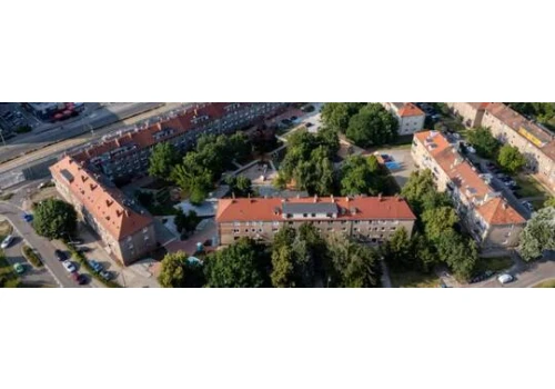 Zielony kwartał na Karłowicach. Jak miasto odnowiło podwórko przy ul. Kromera