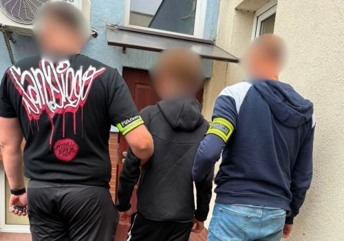 Kopali i niszczyli znaki drogowe