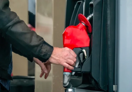 Taniej na stacjach pod koniec wakacji? Premier przedstawia plany rządu