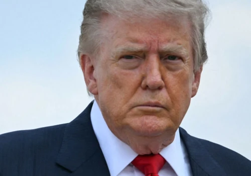 Trump miał to zrobić na pogrzebie senatora. Nagranie obiegło świat. Biały Dom się tłumaczy