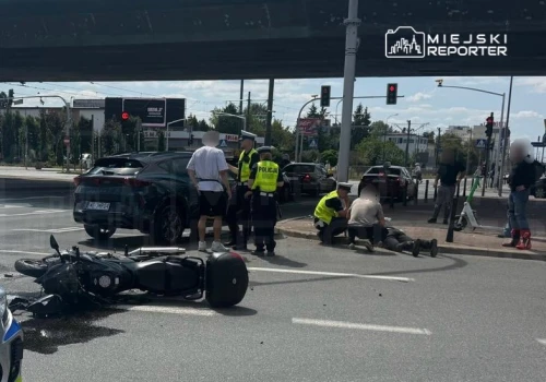 Poważne zderzenie auta z motocyklem w Al. Krakowskiej. Skrzyżowanie jest częściowo zablokowane