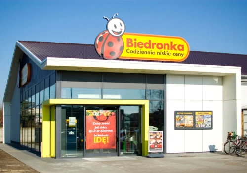Biedronka stawia na OZE. Firma inwestuje we własną sieć produkcji energii elektrycznej