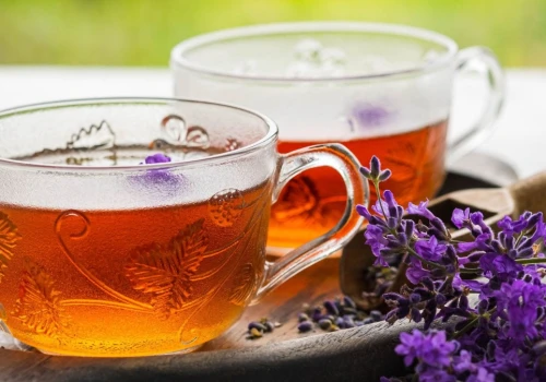 Naturalny syrop z lawendy na sen i stres. Zrób go, zanim kwiaty przekwitną