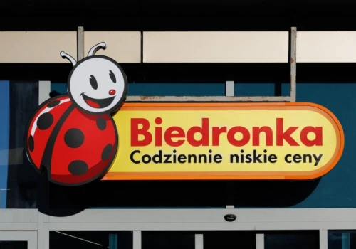 Biedronka odpala petardę tylko 29 lipca. Oddają kasę za kaucję, Polacy wyczyszczą półki