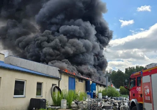 Pożar hali produkcyjnej w Skorzewie. Trwa akcja strażaków