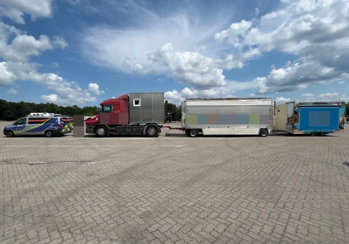 Scania Torpedo z dwiema przyczepami – „wesołe miasteczko” zatrzymane na A24