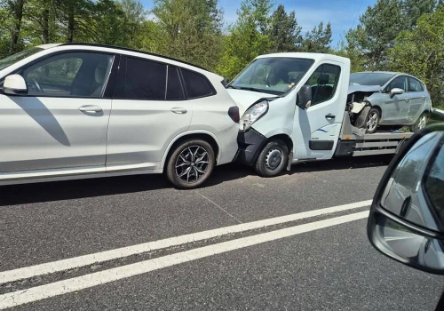 Zderzenie kilku samochodów na DK27 pod Zieloną Górą, na miejsce jadą służby ratunkowe (ZDJĘCIA CZYTELNIKA)