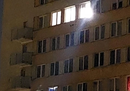 W jednym z warszawskich mieszkań światło świeci się przez całą dobę od tygodnia. Mieszkańcy zainterweniowali