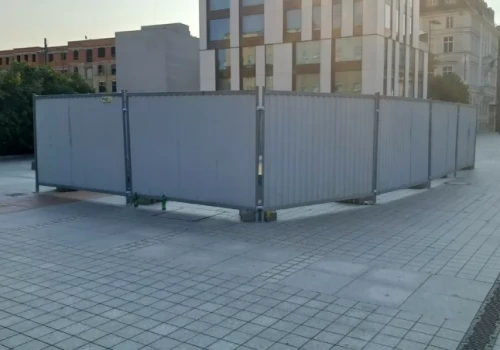 Szklana posadzka nie wytrzymała ciężkiego sprzętu. Wypadek podczas stawiania sceny