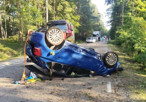 Samochód przewrócił się na dach. W pojeździe znajdowało się dziecko