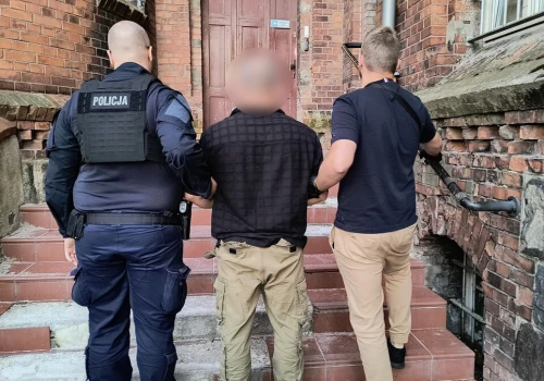 Poszukiwany 45-latek miał pecha. Poszedł na Stare Miasto i trafił na policjantów... po służbie