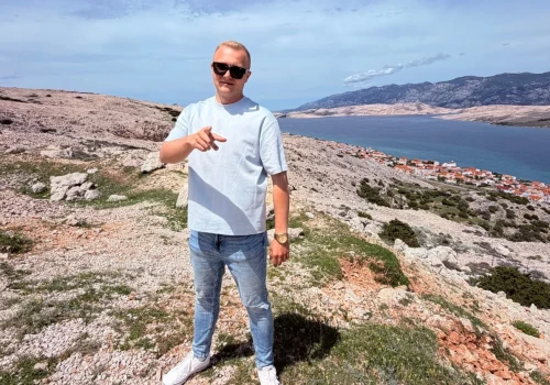 Szymon Jankowski z nowością „Królowa nocy”. Lekki i taneczny wakacyjny vibe