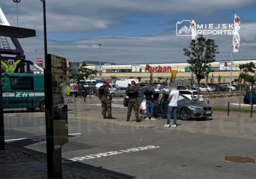 Akcja policji i Żandarmerii Wojskowej na terenie CH M1 Marki. Zatrzymano zawodowego żołnierza