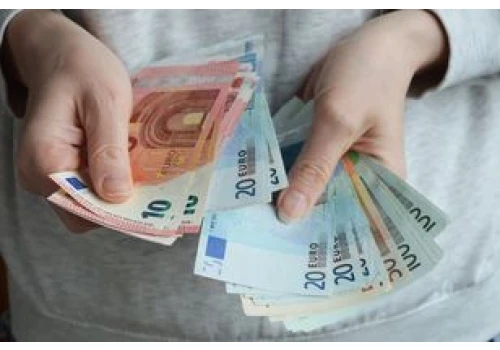 Niebywałe sceny na włoskim wybrzeżu. 600 tys. euro trafiło do wody