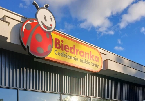 Niskie ceny ciążą Biedronce. Klienci kupują więcej, a sprzedaż spada