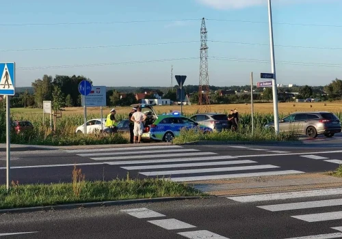Pijana matka rozbiła auto z dziećmi. Na miejsce przyjechał pijany mąż i zaatakował policjanta?!