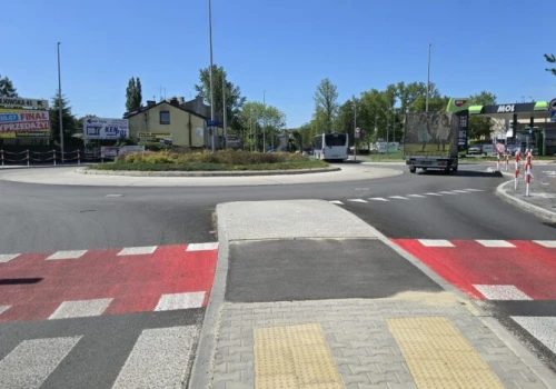 Nowe ronda, ścieżki i chodniki – ulice Wolborska i Rakowska po kompleksowej rozbudowie