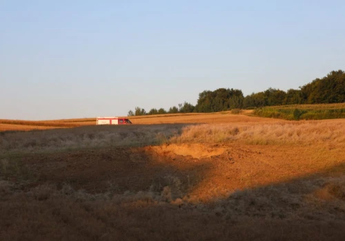 Potężny huk obudził mieszkańców Targowiska. Na polu odkryto krater