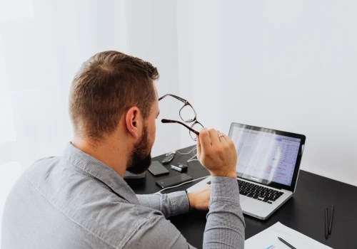 Pracujesz 4 godziny dziennie przed monitorem? Pracodawca musi dołożyć się do twoich okularów