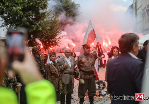 Na rondzie, w Rynku, przy pamiątkowym głazie. Hołd w 82. rocznicę wybuchu Powstania Warszawskiego