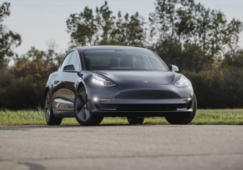 Tesla Model 3. Co sprawdzić przed zakupem, co wymienić po?