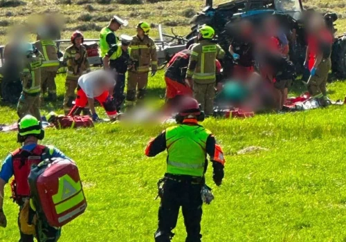 Dwie osoby ranne po dachowaniu ciągnika. W akcji ratunkowej helikopter TOPR