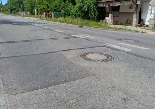 Spękana i połatana ulica idzie do remontu. W weekendy ruch wahadłowy