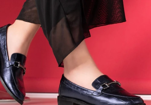 Lasocki już wyprzedaje buty na jesień. Ten model w CCC wygląda dużo drożej