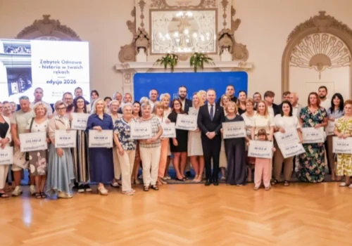 Prezydent Legnicy wręczył 40 czeków na remonty prywatnych zabytków