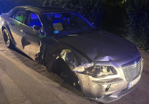 Pijana kierująca uszkodziła 6 pojazdów i uciekła z miejsca. “Kobieta wyjaśniła, że po imprezie u koleżanki chciała samochodem wrócić do domu”