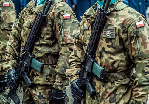 Wystarczy wojskowa czapka na głowie, żeby popełnić wykroczenie. Grozi za to grzywna