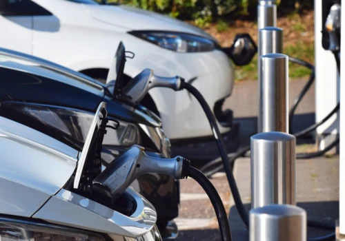 Elektryki wyprzedziły samochody spalinowe. Polska na końcu stawki