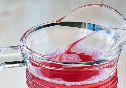 Klasyk z babcinej kuchni powraca. Kompot z rabarbaru jest jak marzenie