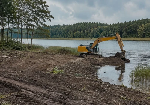 Nielegalnie zniszczył linię brzegową. 63-latek z ciężkim sprzętem wjechał nad jezioro