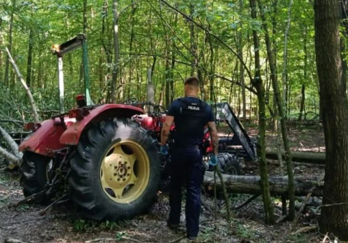 Tragiczny wypadek w lesie. Konar spadł na ciągnik, nie żyje 28-latek