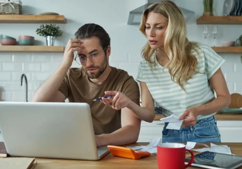 Brali pożyczkę online, dostawali ukrytą kartę kredytową. Przepłacili kilkukrotnie