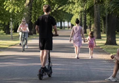 Po groźnym wypadku mieszkańcy alarmują. Czy w parkach powinien obowiązywać zakaz jazdy hulajnogami?