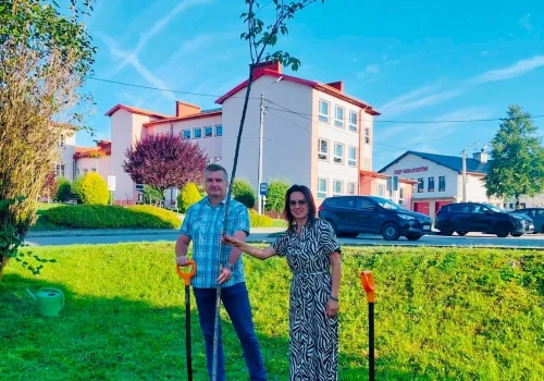 Symbol przyjaźni zapuścił korzenie. Wyjątkowy dar od partnerskiej Wędryni dla Goleszowa