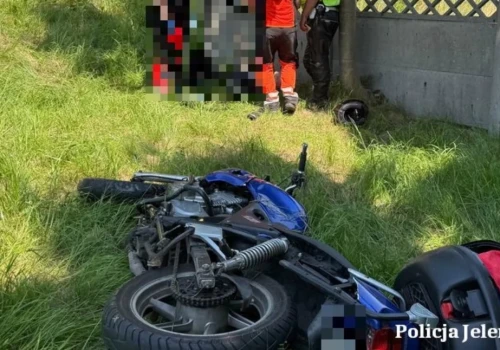 Groźne zderzenie motocyklisty z samochodem osobowym na krajówce w Piechowicach