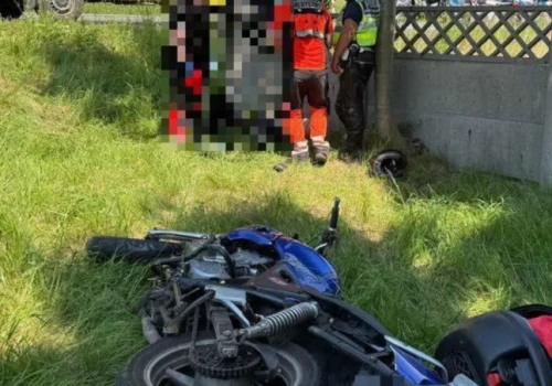 Motocyklista uderzył w samochód, a potem w ogrodzenie. Groźny wypadek na „krajówce”
