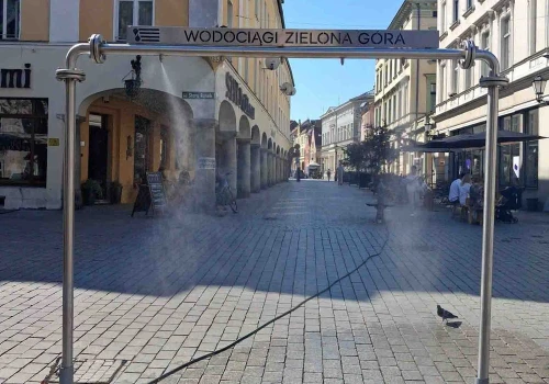 Zielona Góra. Brawo ekipa Wodociągów. Sami skonstruowali kurtynę wodą z poidełkiem dla czworonogów (ZDJĘCIA)