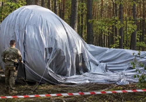 Nietypowa akcja w lesie pod Kołem. Wylądował wojskowy balon szkoleniowy