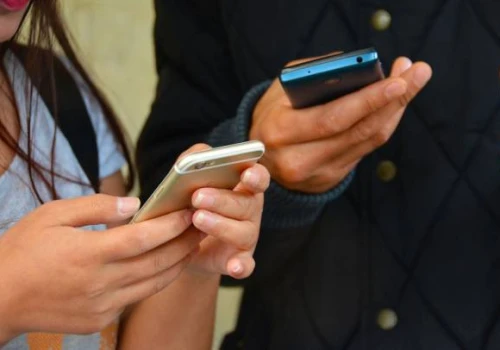 Prezydent podpisał nowelę zakazującą korzystania z telefonów komórkowych w przedszkolach i szkołach. Eksperci sceptyczni