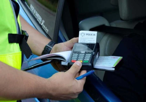 Nie przyjął 100 zł mandatu od policji, bo tak podpowiedziała mu AI. Sąd dał mu 800 zł