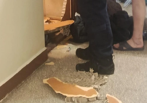 Groził kobietom, wtargnął do mieszkania i uszkodził drzwi. Został zatrzymany przez policjantów z Mokotowa