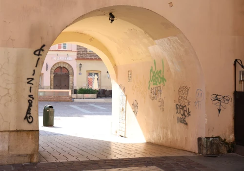 Graffiti szpecą przejście przy Placu Mariackim. Tak wygląda serce Krakowa