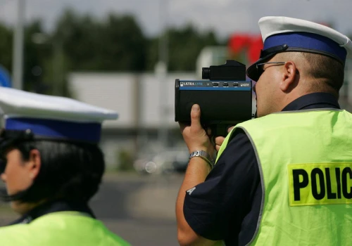 Z jakiej odległości policja mierzy prędkość? Złapie cię wcześniej, niż myślisz