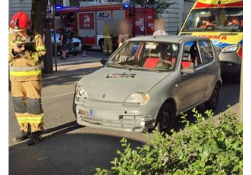 Zderzenie Tesli z Fiatem w centrum Lublina. Kierowcy wskazują na zaparkowane auta zasłaniające widoczność