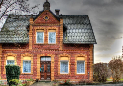 Większość robi to wokół domu i nieświadomie niszczy elewację. Skutki bywają kosztowne