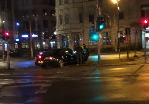 Nie mogli dobudzić kierowcy na środku skrzyżowania. Wystarczyło otworzyć drzwi